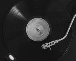 Närbild av en snurrande vinylskiva med pickup på en skivspelare