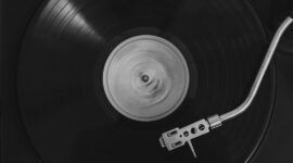 Närbild av en snurrande vinylskiva med pickup på en skivspelare
