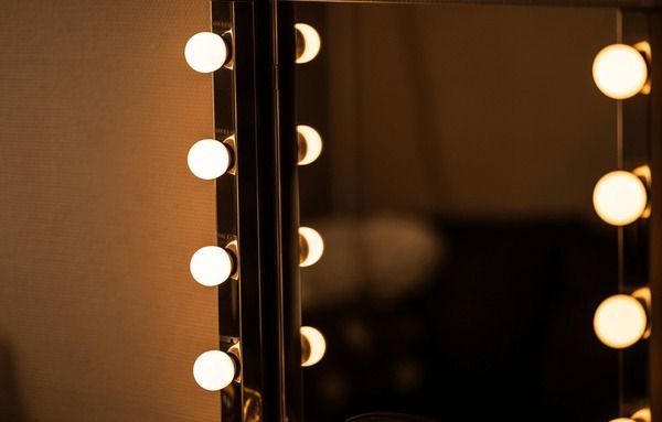 Sminkspegel med runda glödlampor i en loge för artister.